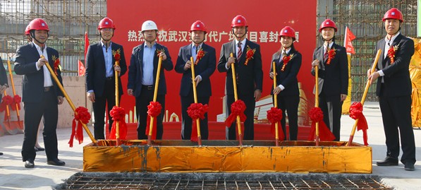 武汉梦时代广场项目举行主体结构封顶仪式